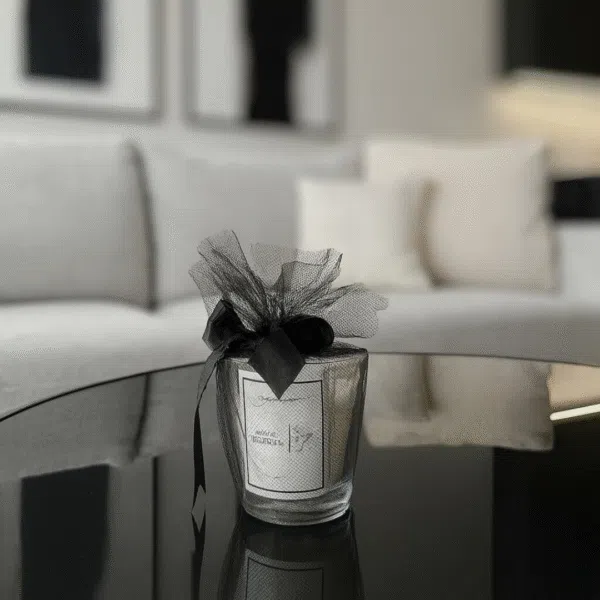 bougie parfumée ÔRRA Évasion Céleste sur table basse dans salon moderne