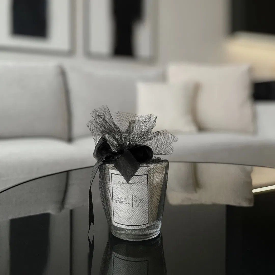 bougie parfumée ÔRRA Évasion Céleste sur table basse dans salon moderne